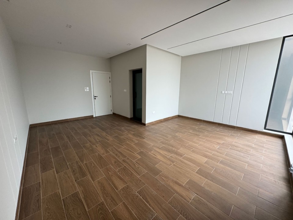 property 10 image 3