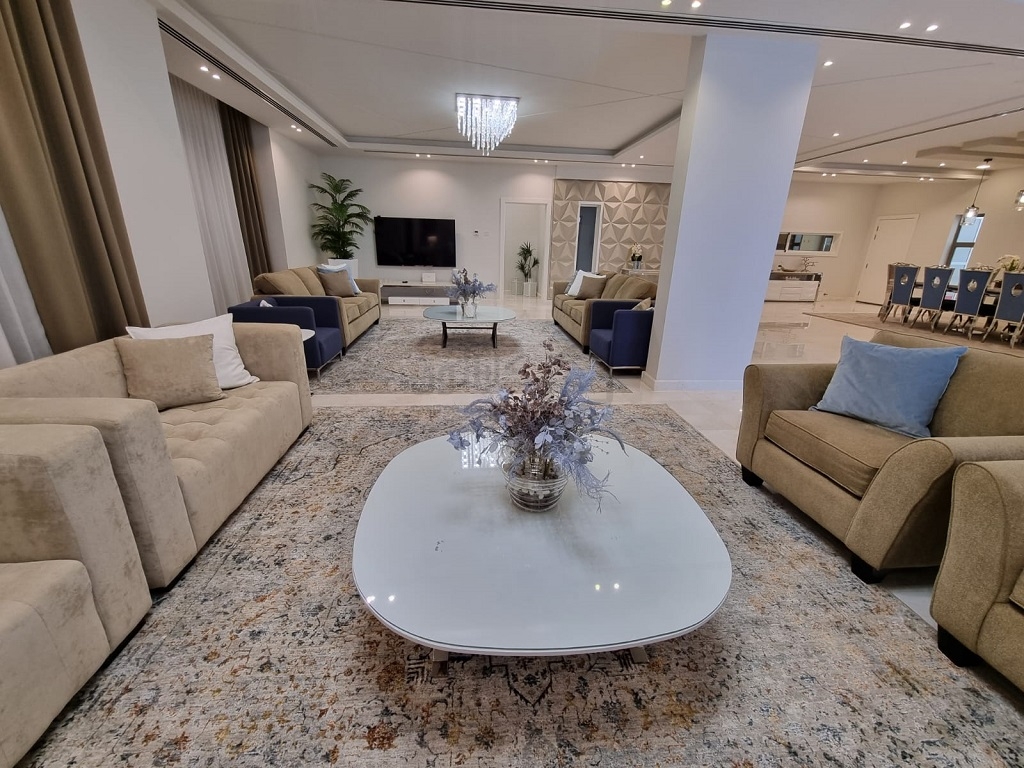 property 4702 image 0