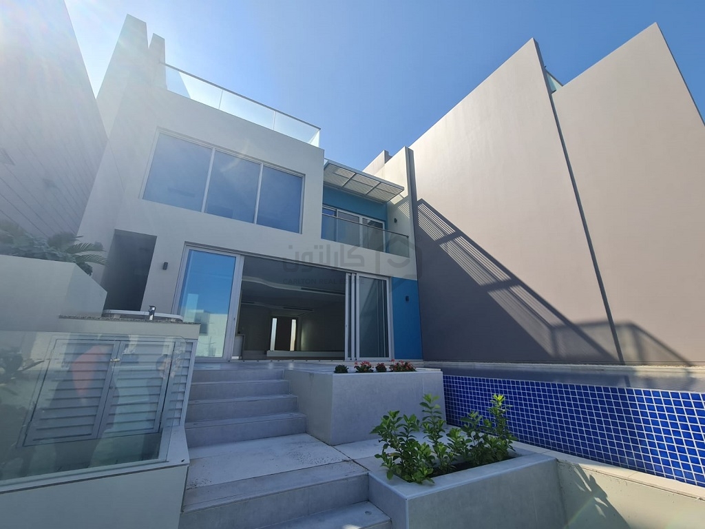 property 714 image 0