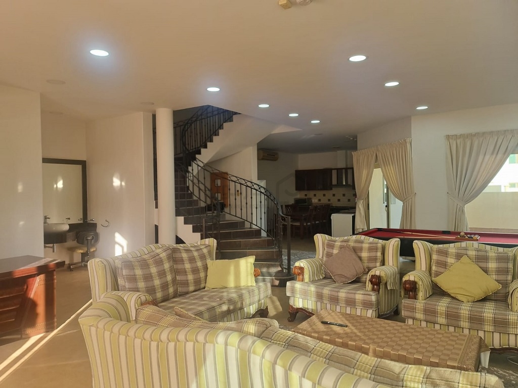 property 715 image 4