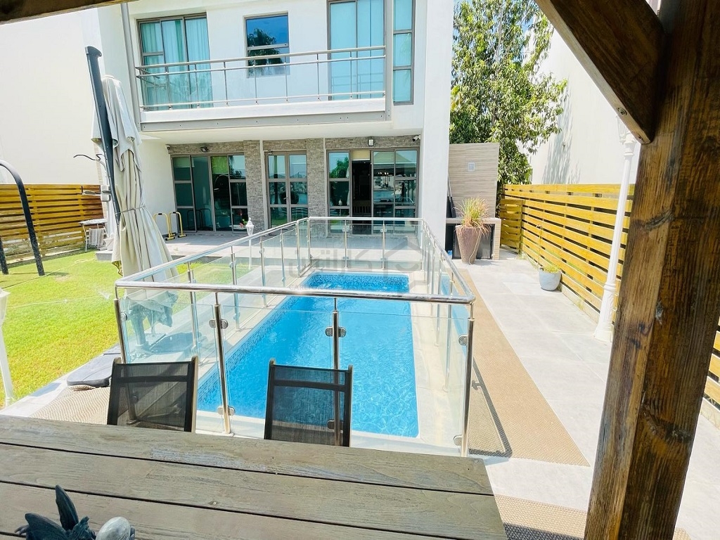 property 724 image 0