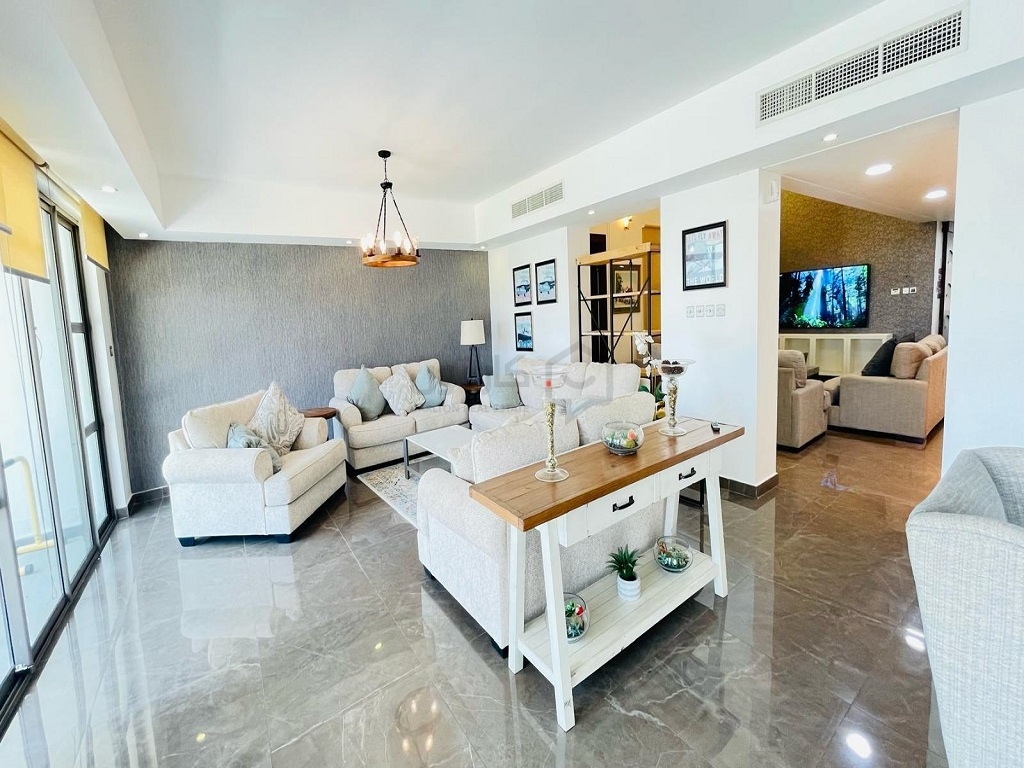 property 724 image 1