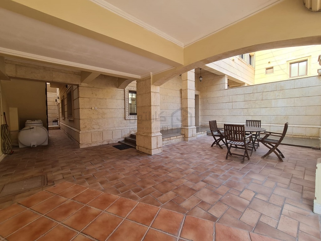 property 735 image 4