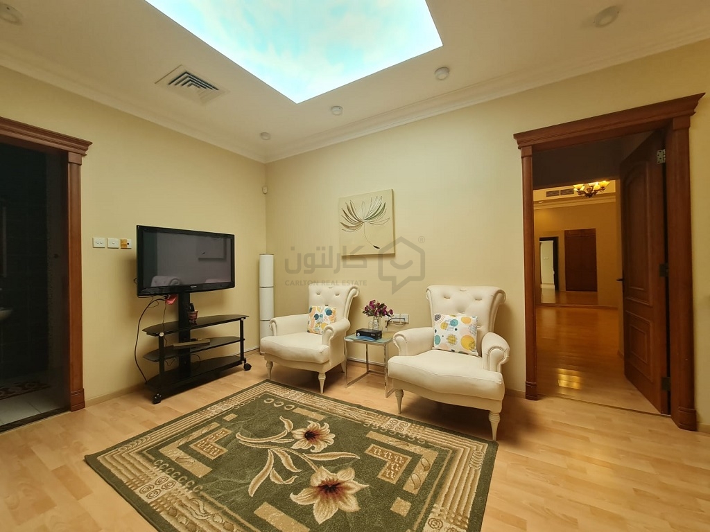 property 735 image 3