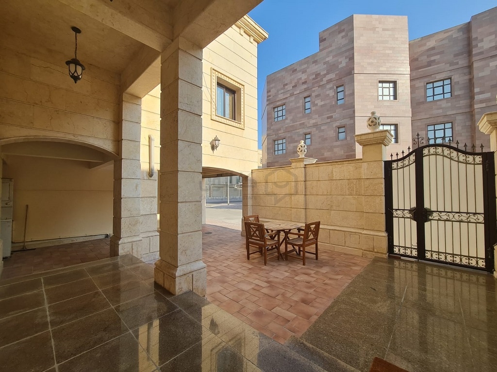 property 736 image 0