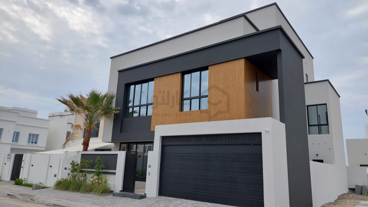 property 814 image 0