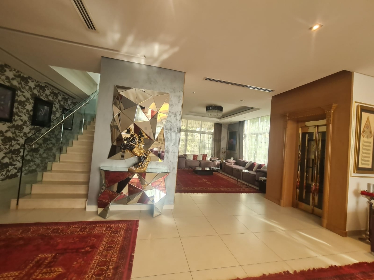 property 893 image 4