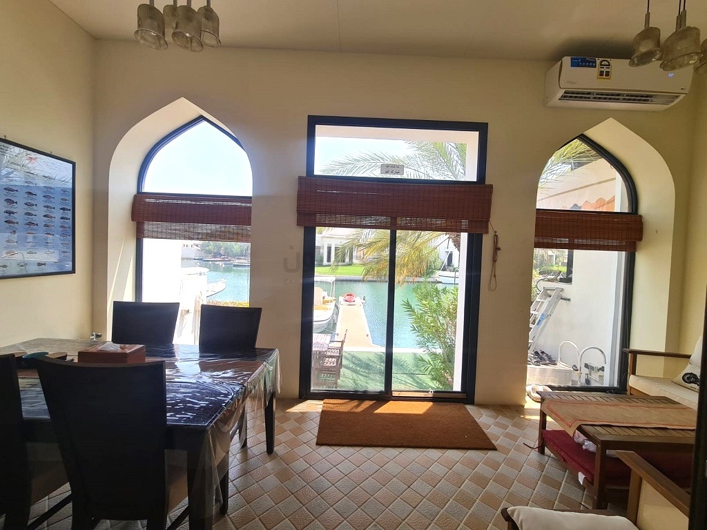 property 895 image 0
